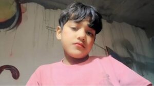 “UP: हाथरस में बस से झांकते बच्चे की गर्दन हुई धड़ से अलग, सड़क पर सिर पड़ा देख दहल गए सब के दिल”